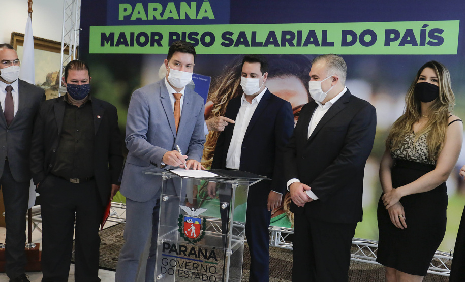 O governador Carlos Massa Ratinho Junior ratificou nesta terça-feira (9) os novos valores do salário mínimo regional do Paraná, que se mantém como o maior do País. Dividido em quatro faixas salariais, que variam de R$ 1.467,40 a R$ 1.696,20, conforme a categoria, o reajuste foi aprovado pelo Conselho Estadual do Trabalho, Emprego e Renda (Ceter), vinculado à Secretaria de Estado da Justiça, Família e Trabalho.