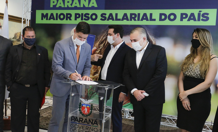 O governador Carlos Massa Ratinho Junior ratificou nesta terça-feira (9) os novos valores do salário mínimo regional do Paraná, que se mantém como o maior do País. Dividido em quatro faixas salariais, que variam de R$ 1.467,40 a R$ 1.696,20, conforme a categoria, o reajuste foi aprovado pelo Conselho Estadual do Trabalho, Emprego e Renda (Ceter), vinculado à Secretaria de Estado da Justiça, Família e Trabalho.