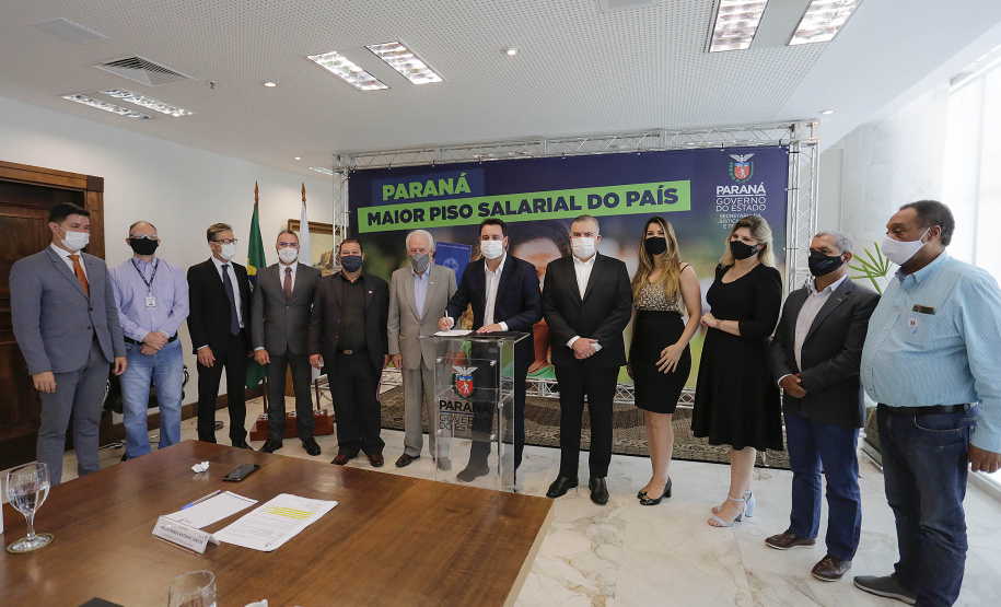 O governador Carlos Massa Ratinho Junior ratificou nesta terça-feira (9) os novos valores do salário mínimo regional do Paraná, que se mantém como o maior do País. Dividido em quatro faixas salariais, que variam de R$ 1.467,40 a R$ 1.696,20, conforme a categoria, o reajuste foi aprovado pelo Conselho Estadual do Trabalho, Emprego e Renda (Ceter), vinculado à Secretaria de Estado da Justiça, Família e Trabalho.