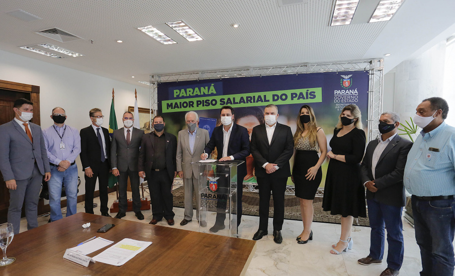 O governador Carlos Massa Ratinho Junior ratificou nesta terça-feira (9) os novos valores do salário mínimo regional do Paraná, que se mantém como o maior do País. Dividido em quatro faixas salariais, que variam de R$ 1.467,40 a R$ 1.696,20, conforme a categoria, o reajuste foi aprovado pelo Conselho Estadual do Trabalho, Emprego e Renda (Ceter), vinculado à Secretaria de Estado da Justiça, Família e Trabalho.