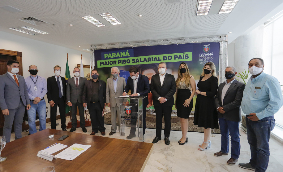 O governador Carlos Massa Ratinho Junior ratificou nesta terça-feira (9) os novos valores do salário mínimo regional do Paraná, que se mantém como o maior do País. Dividido em quatro faixas salariais, que variam de R$ 1.467,40 a R$ 1.696,20, conforme a categoria, o reajuste foi aprovado pelo Conselho Estadual do Trabalho, Emprego e Renda (Ceter), vinculado à Secretaria de Estado da Justiça, Família e Trabalho.