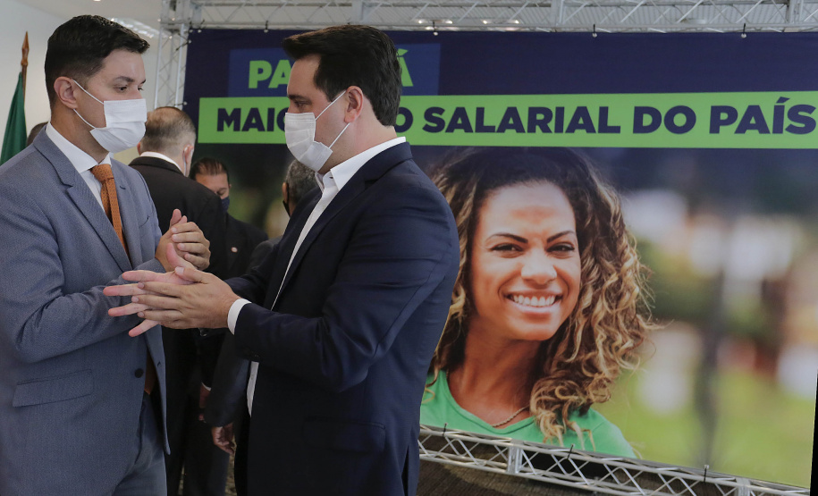 O governador Carlos Massa Ratinho Junior ratificou nesta terça-feira (9) os novos valores do salário mínimo regional do Paraná, que se mantém como o maior do País. Dividido em quatro faixas salariais, que variam de R$ 1.467,40 a R$ 1.696,20, conforme a categoria, o reajuste foi aprovado pelo Conselho Estadual do Trabalho, Emprego e Renda (Ceter), vinculado à Secretaria de Estado da Justiça, Família e Trabalho.