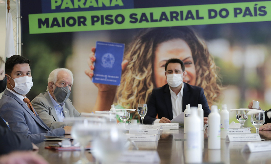 O governador Carlos Massa Ratinho Junior ratificou nesta terça-feira (9) os novos valores do salário mínimo regional do Paraná, que se mantém como o maior do País. Dividido em quatro faixas salariais, que variam de R$ 1.467,40 a R$ 1.696,20, conforme a categoria, o reajuste foi aprovado pelo Conselho Estadual do Trabalho, Emprego e Renda (Ceter), vinculado à Secretaria de Estado da Justiça, Família e Trabalho.