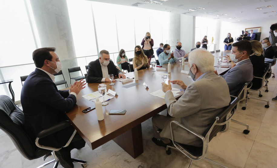 O governador Carlos Massa Ratinho Junior ratificou nesta terça-feira (9) os novos valores do salário mínimo regional do Paraná, que se mantém como o maior do País. Dividido em quatro faixas salariais, que variam de R$ 1.467,40 a R$ 1.696,20, conforme a categoria, o reajuste foi aprovado pelo Conselho Estadual do Trabalho, Emprego e Renda (Ceter), vinculado à Secretaria de Estado da Justiça, Família e Trabalho.