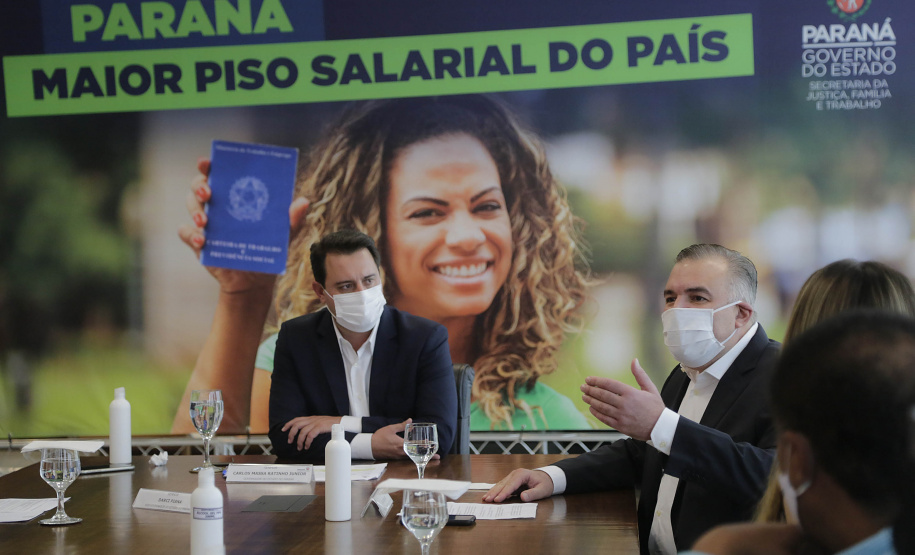 O governador Carlos Massa Ratinho Junior ratificou nesta terça-feira (9) os novos valores do salário mínimo regional do Paraná, que se mantém como o maior do País. Dividido em quatro faixas salariais, que variam de R$ 1.467,40 a R$ 1.696,20, conforme a categoria, o reajuste foi aprovado pelo Conselho Estadual do Trabalho, Emprego e Renda (Ceter), vinculado à Secretaria de Estado da Justiça, Família e Trabalho.