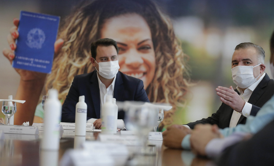 O governador Carlos Massa Ratinho Junior ratificou nesta terça-feira (9) os novos valores do salário mínimo regional do Paraná, que se mantém como o maior do País. Dividido em quatro faixas salariais, que variam de R$ 1.467,40 a R$ 1.696,20, conforme a categoria, o reajuste foi aprovado pelo Conselho Estadual do Trabalho, Emprego e Renda (Ceter), vinculado à Secretaria de Estado da Justiça, Família e Trabalho.