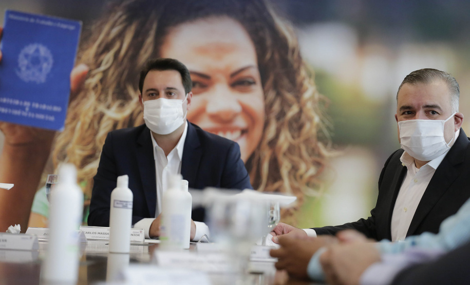 O governador Carlos Massa Ratinho Junior ratificou nesta terça-feira (9) os novos valores do salário mínimo regional do Paraná, que se mantém como o maior do País. Dividido em quatro faixas salariais, que variam de R$ 1.467,40 a R$ 1.696,20, conforme a categoria, o reajuste foi aprovado pelo Conselho Estadual do Trabalho, Emprego e Renda (Ceter), vinculado à Secretaria de Estado da Justiça, Família e Trabalho.
