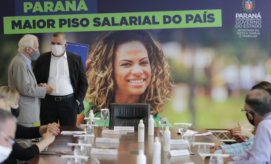 O governador Carlos Massa Ratinho Junior ratificou nesta terça-feira (9) os novos valores do salário mínimo regional do Paraná, que se mantém como o maior do País. Dividido em quatro faixas salariais, que variam de R$ 1.467,40 a R$ 1.696,20, conforme a categoria, o reajuste foi aprovado pelo Conselho Estadual do Trabalho, Emprego e Renda (Ceter), vinculado à Secretaria de Estado da Justiça, Família e Trabalho.