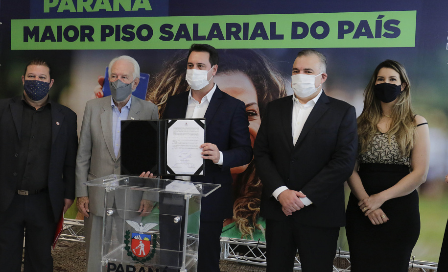 O governador Carlos Massa Ratinho Junior ratificou nesta terça-feira (9) os novos valores do salário mínimo regional do Paraná, que se mantém como o maior do País. Dividido em quatro faixas salariais, que variam de R$ 1.467,40 a R$ 1.696,20, conforme a categoria, o reajuste foi aprovado pelo Conselho Estadual do Trabalho, Emprego e Renda (Ceter), vinculado à Secretaria de Estado da Justiça, Família e Trabalho.