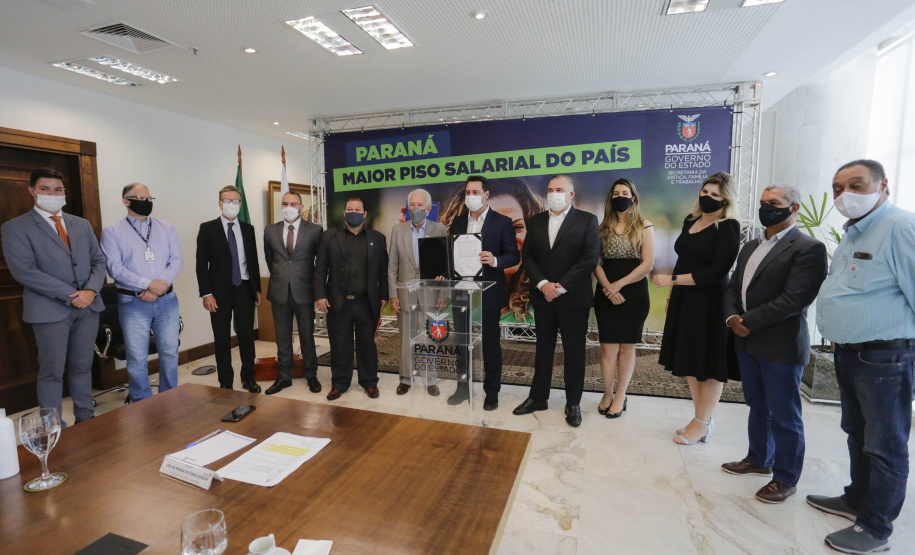 O governador Carlos Massa Ratinho Junior ratificou nesta terça-feira (9) os novos valores do salário mínimo regional do Paraná, que se mantém como o maior do País. Dividido em quatro faixas salariais, que variam de R$ 1.467,40 a R$ 1.696,20, conforme a categoria, o reajuste foi aprovado pelo Conselho Estadual do Trabalho, Emprego e Renda (Ceter), vinculado à Secretaria de Estado da Justiça, Família e Trabalho.