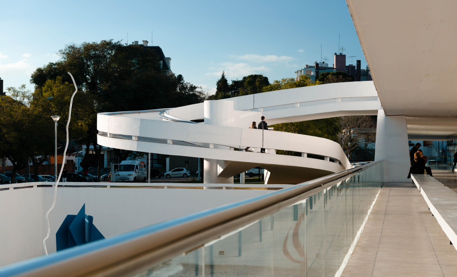 O Museu Oscar Niemeyer (MON) será uma ótima opção de entretenimento seguro neste inusitado Carnaval 2021, que acontecerá durante a pandemia, com festas e feriado cancelados e medidas restritivas em vigor. -  Foto: Marcello Kawase/MON