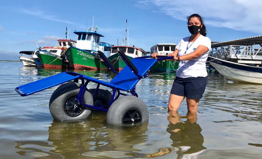 A cadeira anfíbia, com pneus adaptados, facilitou a vida de dona Francisca Alves de Lima, 75 anos, ao visitar a Ilha do Mel, no Litoral do Paraná. Com má circulação nas pernas, ela foi a primeira usuária do benefício, disponibilizado pelo Instituto Água e Terra (IAT) desde o dia 7 de janeiro deste ano.  -  Foto: Divulgação SEDEST/IAT