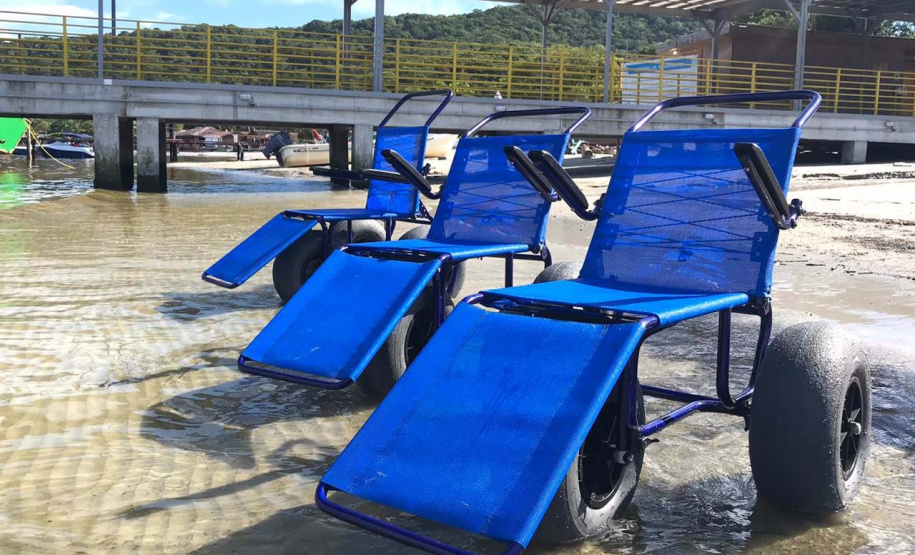 A cadeira anfíbia, com pneus adaptados, facilitou a vida de dona Francisca Alves de Lima, 75 anos, ao visitar a Ilha do Mel, no Litoral do Paraná. Com má circulação nas pernas, ela foi a primeira usuária do benefício, disponibilizado pelo Instituto Água e Terra (IAT) desde o dia 7 de janeiro deste ano.  -  Foto: Divulgação SEDEST/IAT