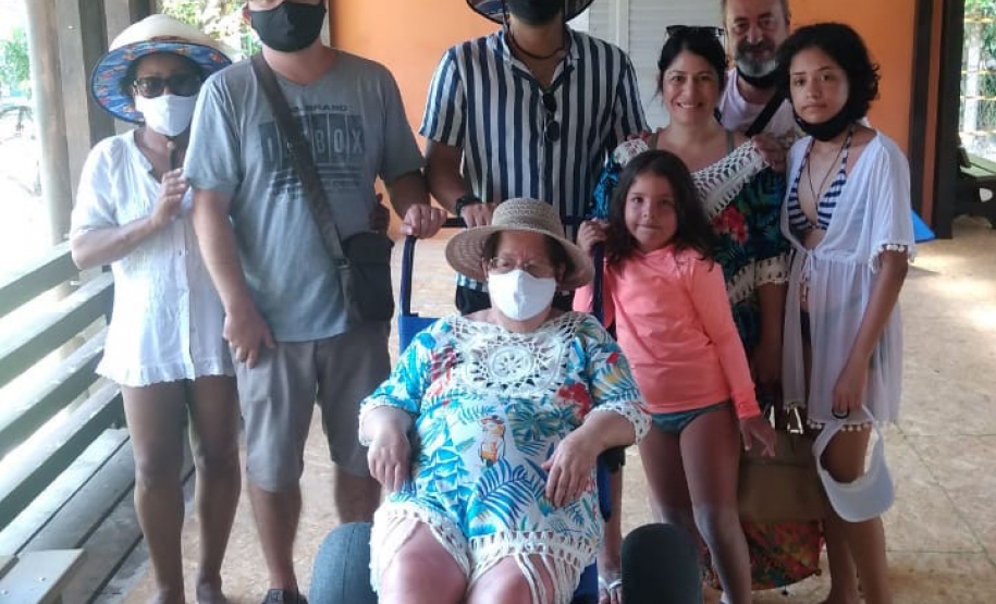 A cadeira anfíbia, com pneus adaptados, facilitou a vida de dona Francisca Alves de Lima, 75 anos, ao visitar a Ilha do Mel, no Litoral do Paraná. Com má circulação nas pernas, ela foi a primeira usuária do benefício, disponibilizado pelo Instituto Água e Terra (IAT) desde o dia 7 de janeiro deste ano.  -  Foto: Divulgação SEDEST/IAT