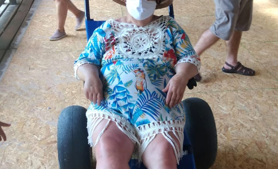 A cadeira anfíbia, com pneus adaptados, facilitou a vida de dona Francisca Alves de Lima, 75 anos, ao visitar a Ilha do Mel, no Litoral do Paraná. Com má circulação nas pernas, ela foi a primeira usuária do benefício, disponibilizado pelo Instituto Água e Terra (IAT) desde o dia 7 de janeiro deste ano.  -  Foto: Divulgação SEDEST/IAT