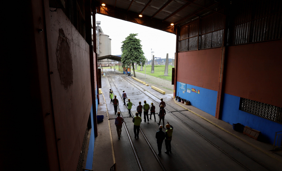 O Grupo de Trabalho do Plano Estadual Ferroviário (GT Ferrovias) realizou, nesta terça-feira (9), a primeira visita técnica ao Porto de Paranaguá. In loco, a comitiva conheceu os projetos que a Portos do Paraná desenvolve para aumentar a participação dessa matriz modal no transporte de carga. A pauta do encontro foi a importância da integração. Imagens: Claudio Neves/Portos do Paraná