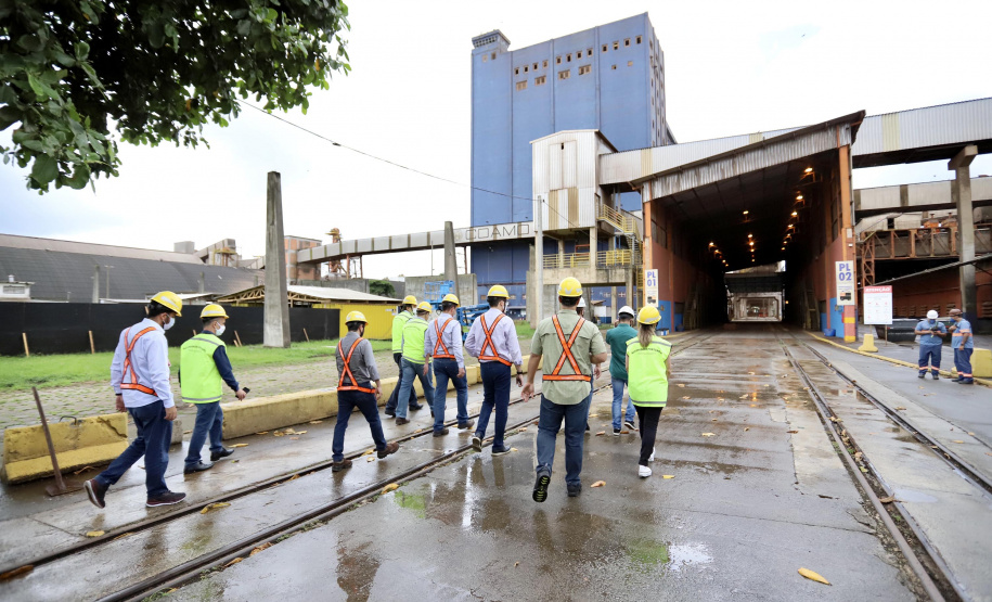 O Grupo de Trabalho do Plano Estadual Ferroviário (GT Ferrovias) realizou, nesta terça-feira (9), a primeira visita técnica ao Porto de Paranaguá. In loco, a comitiva conheceu os projetos que a Portos do Paraná desenvolve para aumentar a participação dessa matriz modal no transporte de carga. A pauta do encontro foi a importância da integração. Imagens: Claudio Neves/Portos do Paraná