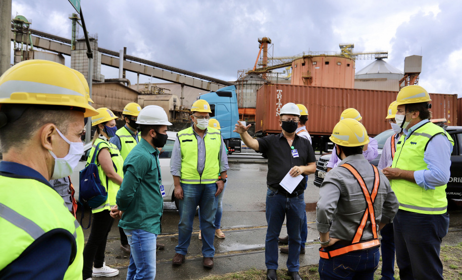O Grupo de Trabalho do Plano Estadual Ferroviário (GT Ferrovias) realizou, nesta terça-feira (9), a primeira visita técnica ao Porto de Paranaguá. In loco, a comitiva conheceu os projetos que a Portos do Paraná desenvolve para aumentar a participação dessa matriz modal no transporte de carga. A pauta do encontro foi a importância da integração. Imagens: Claudio Neves/Portos do Paraná