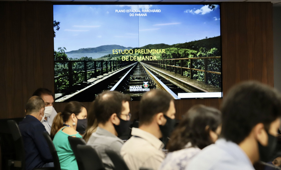 O Grupo de Trabalho do Plano Estadual Ferroviário (GT Ferrovias) realizou, nesta terça-feira (9), a primeira visita técnica ao Porto de Paranaguá. In loco, a comitiva conheceu os projetos que a Portos do Paraná desenvolve para aumentar a participação dessa matriz modal no transporte de carga. A pauta do encontro foi a importância da integração. Imagens: Claudio Neves/Portos do Paraná