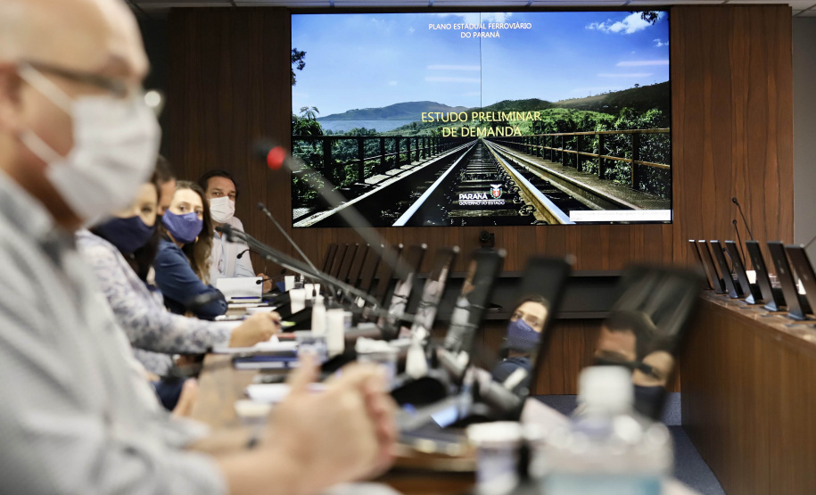 O Grupo de Trabalho do Plano Estadual Ferroviário (GT Ferrovias) realizou, nesta terça-feira (9), a primeira visita técnica ao Porto de Paranaguá. In loco, a comitiva conheceu os projetos que a Portos do Paraná desenvolve para aumentar a participação dessa matriz modal no transporte de carga. A pauta do encontro foi a importância da integração. Imagens: Claudio Neves/Portos do Paraná