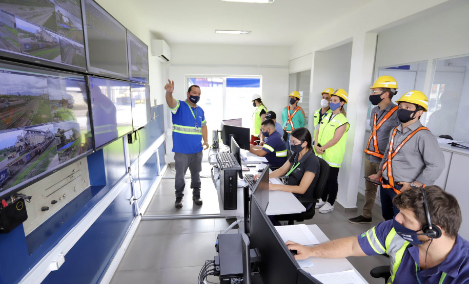 O Grupo de Trabalho do Plano Estadual Ferroviário (GT Ferrovias) realizou, nesta terça-feira (9), a primeira visita técnica ao Porto de Paranaguá. In loco, a comitiva conheceu os projetos que a Portos do Paraná desenvolve para aumentar a participação dessa matriz modal no transporte de carga. A pauta do encontro foi a importância da integração. Imagens: Claudio Neves/Portos do Paraná