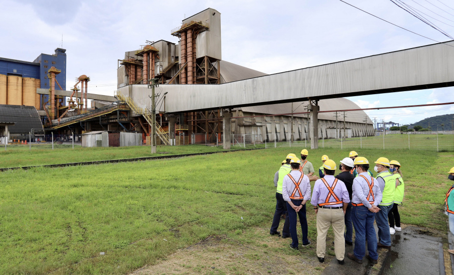 O Grupo de Trabalho do Plano Estadual Ferroviário (GT Ferrovias) realizou, nesta terça-feira (9), a primeira visita técnica ao Porto de Paranaguá. In loco, a comitiva conheceu os projetos que a Portos do Paraná desenvolve para aumentar a participação dessa matriz modal no transporte de carga. A pauta do encontro foi a importância da integração. Imagens: Claudio Neves/Portos do Paraná