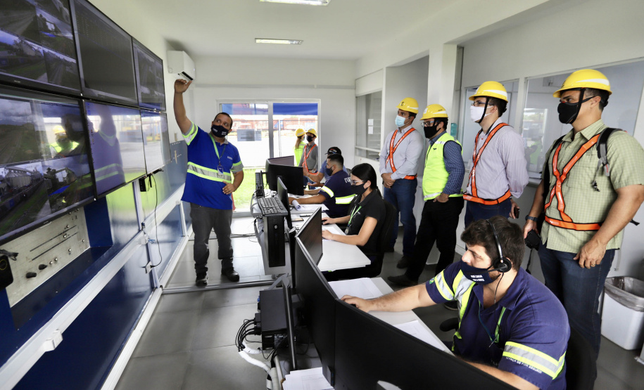 O Grupo de Trabalho do Plano Estadual Ferroviário (GT Ferrovias) realizou, nesta terça-feira (9), a primeira visita técnica ao Porto de Paranaguá. In loco, a comitiva conheceu os projetos que a Portos do Paraná desenvolve para aumentar a participação dessa matriz modal no transporte de carga. A pauta do encontro foi a importância da integração. Imagens: Claudio Neves/Portos do Paraná
