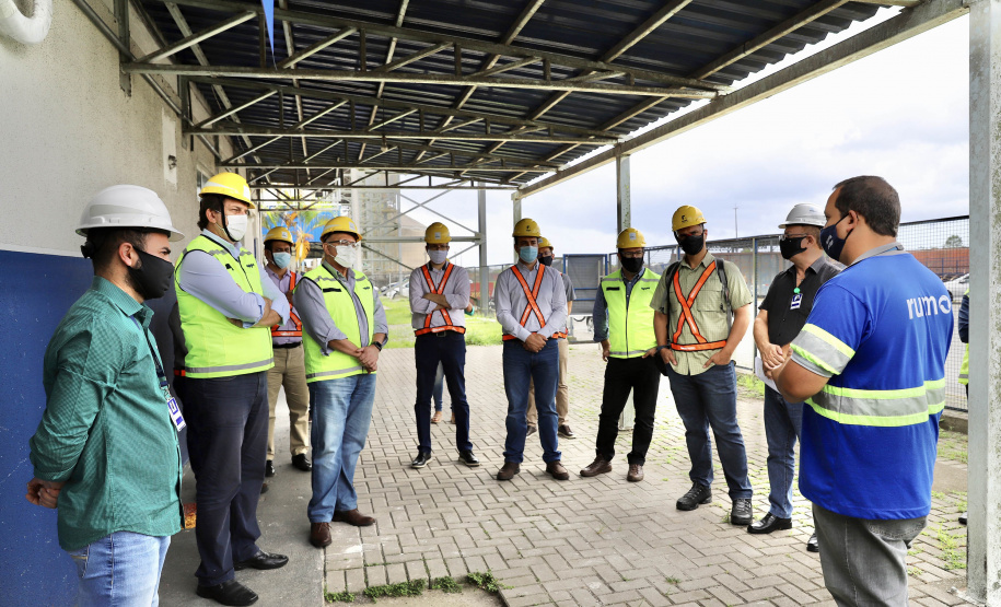 O Grupo de Trabalho do Plano Estadual Ferroviário (GT Ferrovias) realizou, nesta terça-feira (9), a primeira visita técnica ao Porto de Paranaguá. In loco, a comitiva conheceu os projetos que a Portos do Paraná desenvolve para aumentar a participação dessa matriz modal no transporte de carga. A pauta do encontro foi a importância da integração. Imagens: Claudio Neves/Portos do Paraná