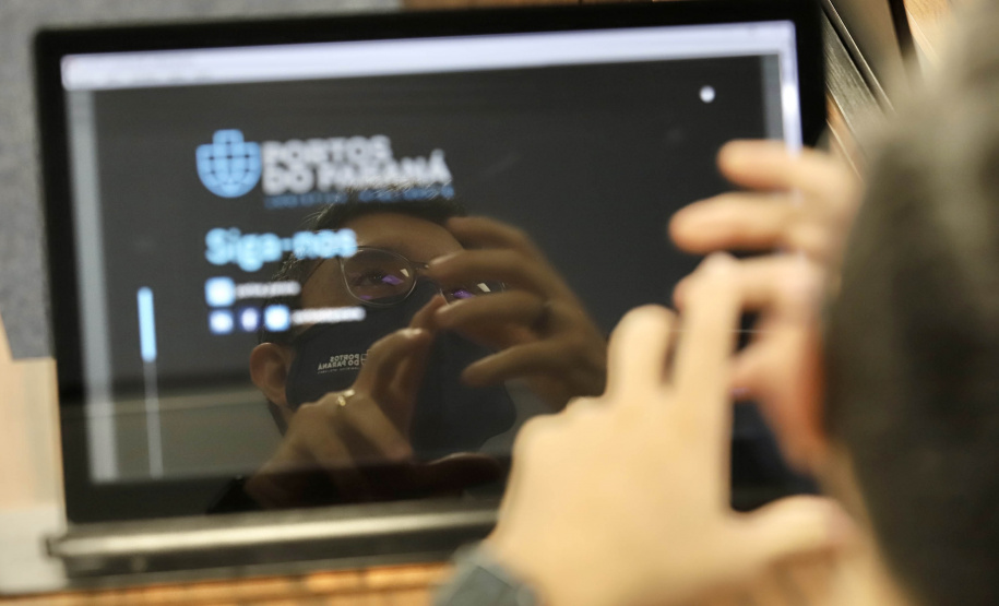 O Grupo de Trabalho do Plano Estadual Ferroviário (GT Ferrovias) realizou, nesta terça-feira (9), a primeira visita técnica ao Porto de Paranaguá. In loco, a comitiva conheceu os projetos que a Portos do Paraná desenvolve para aumentar a participação dessa matriz modal no transporte de carga. A pauta do encontro foi a importância da integração. Imagens: Claudio Neves/Portos do Paraná