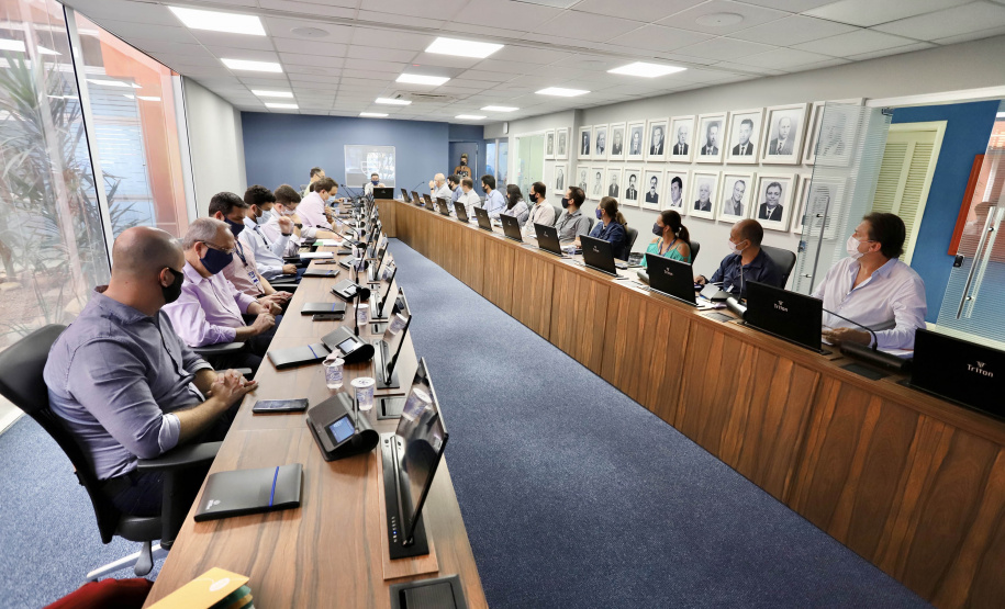 O Grupo de Trabalho do Plano Estadual Ferroviário (GT Ferrovias) realizou, nesta terça-feira (9), a primeira visita técnica ao Porto de Paranaguá. In loco, a comitiva conheceu os projetos que a Portos do Paraná desenvolve para aumentar a participação dessa matriz modal no transporte de carga. A pauta do encontro foi a importância da integração. Imagens: Claudio Neves/Portos do Paraná