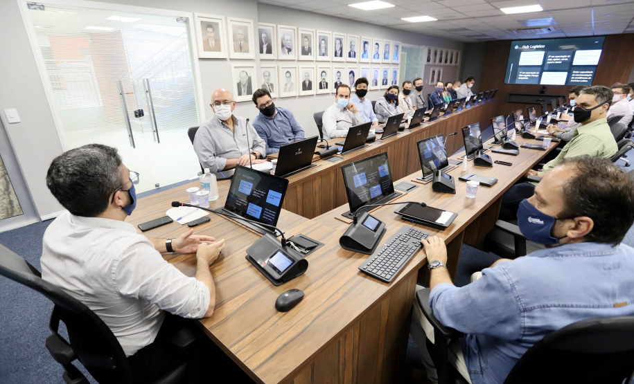 O Grupo de Trabalho do Plano Estadual Ferroviário (GT Ferrovias) realizou, nesta terça-feira (9), a primeira visita técnica ao Porto de Paranaguá. In loco, a comitiva conheceu os projetos que a Portos do Paraná desenvolve para aumentar a participação dessa matriz modal no transporte de carga. A pauta do encontro foi a importância da integração. Imagens: Claudio Neves/Portos do Paraná