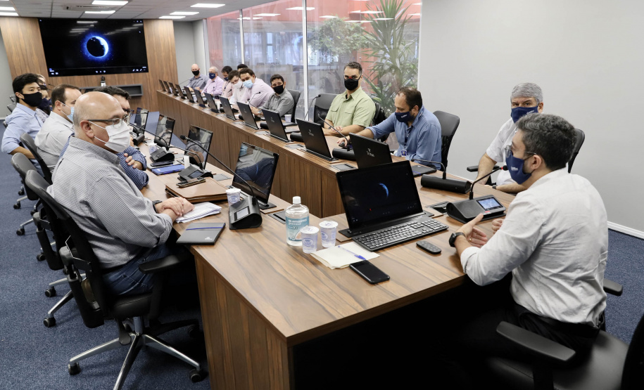 O Grupo de Trabalho do Plano Estadual Ferroviário (GT Ferrovias) realizou, nesta terça-feira (9), a primeira visita técnica ao Porto de Paranaguá. In loco, a comitiva conheceu os projetos que a Portos do Paraná desenvolve para aumentar a participação dessa matriz modal no transporte de carga. A pauta do encontro foi a importância da integração. Imagens: Claudio Neves/Portos do Paraná