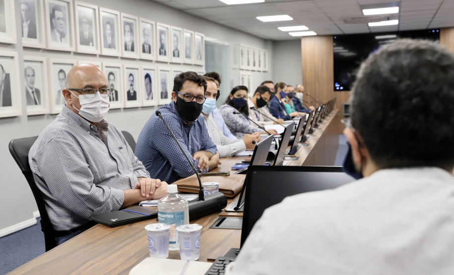 O Grupo de Trabalho do Plano Estadual Ferroviário (GT Ferrovias) realizou, nesta terça-feira (9), a primeira visita técnica ao Porto de Paranaguá. In loco, a comitiva conheceu os projetos que a Portos do Paraná desenvolve para aumentar a participação dessa matriz modal no transporte de carga. A pauta do encontro foi a importância da integração. Imagens: Claudio Neves/Portos do Paraná