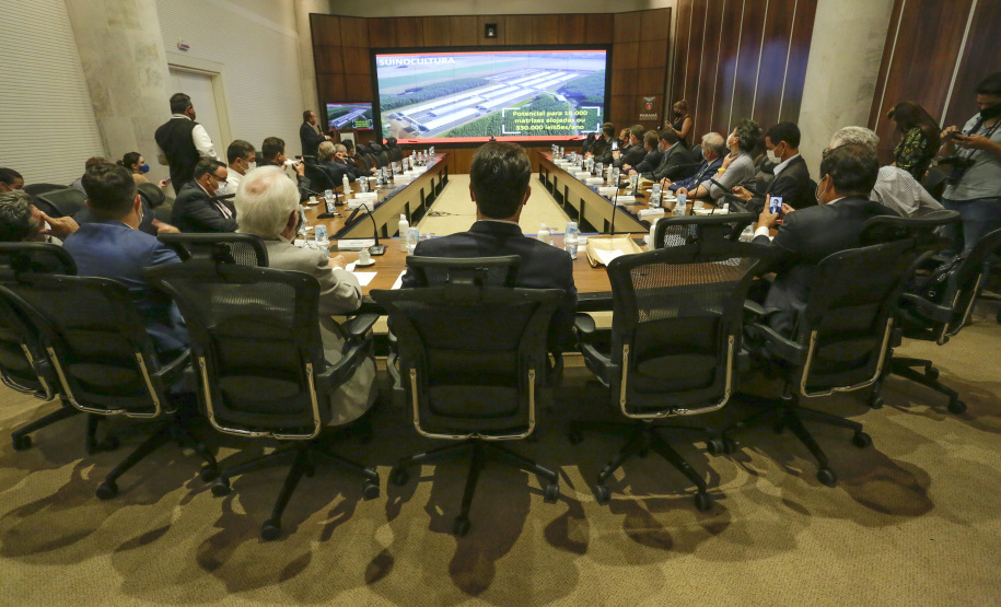 O presidente da cooperativa Lar, Irineo da Costa Rodrigues, apresentou nesta quarta-feira (10) ao governador Carlos Massa Ratinho Junior e aos secretários de Estado um plano de investimento de R$ 2,412 bilhões até 2024 na suinocultura e na avicultura, com previsão de dobrar a quantidade de funcionários diretos e alcançar 26 mil contratados. - Curitiba, 10/02/2021 - Foto: Jonathan Campos/AEN