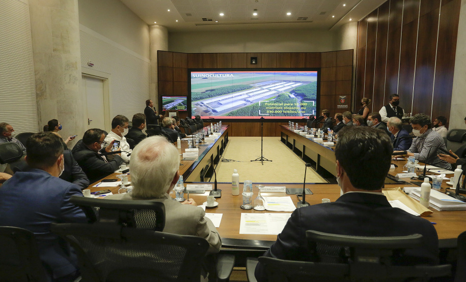 O presidente da cooperativa Lar, Irineo da Costa Rodrigues, apresentou nesta quarta-feira (10) ao governador Carlos Massa Ratinho Junior e aos secretários de Estado um plano de investimento de R$ 2,412 bilhões até 2024 na suinocultura e na avicultura, com previsão de dobrar a quantidade de funcionários diretos e alcançar 26 mil contratados. - Curitiba, 10/02/2021 - Foto: Jonathan Campos/AEN