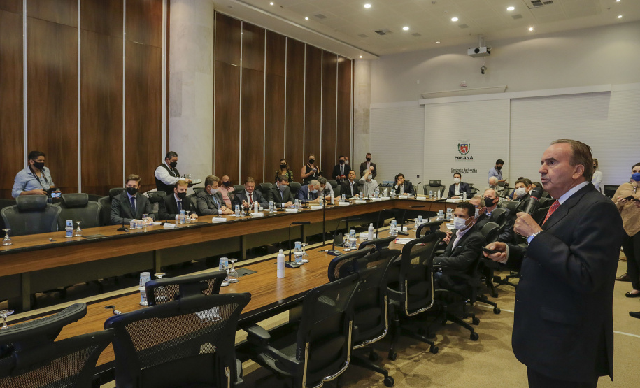 O presidente da cooperativa Lar, Irineo da Costa Rodrigues, apresentou nesta quarta-feira (10) ao governador Carlos Massa Ratinho Junior e aos secretários de Estado um plano de investimento de R$ 2,412 bilhões até 2024 na suinocultura e na avicultura, com previsão de dobrar a quantidade de funcionários diretos e alcançar 26 mil contratados. - Curitiba, 10/02/2021 - Foto: Jonathan Campos/AEN