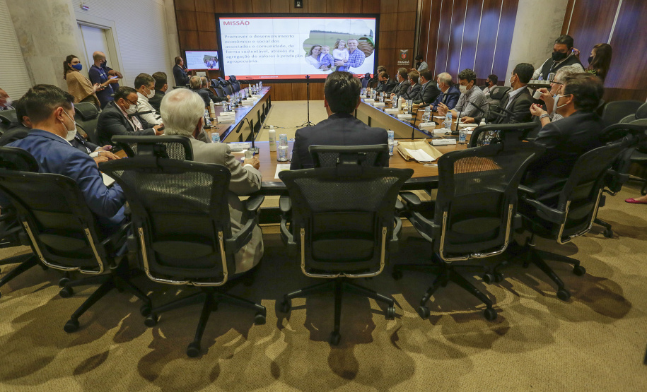 O presidente da cooperativa Lar, Irineo da Costa Rodrigues, apresentou nesta quarta-feira (10) ao governador Carlos Massa Ratinho Junior e aos secretários de Estado um plano de investimento de R$ 2,412 bilhões até 2024 na suinocultura e na avicultura, com previsão de dobrar a quantidade de funcionários diretos e alcançar 26 mil contratados. - Curitiba, 10/02/2021 - Foto: Jonathan Campos/AEN