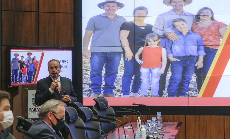 O presidente da cooperativa Lar, Irineo da Costa Rodrigues, apresentou nesta quarta-feira (10) ao governador Carlos Massa Ratinho Junior e aos secretários de Estado um plano de investimento de R$ 2,412 bilhões até 2024 na suinocultura e na avicultura, com previsão de dobrar a quantidade de funcionários diretos e alcançar 26 mil contratados. - Curitiba, 10/02/2021 - Foto: Jonathan Campos/AEN