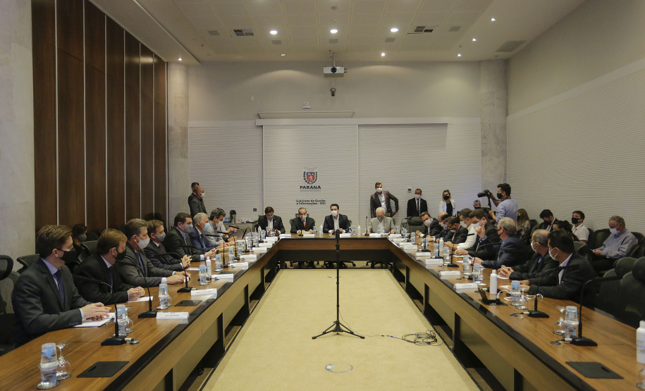 O presidente da cooperativa Lar, Irineo da Costa Rodrigues, apresentou nesta quarta-feira (10) ao governador Carlos Massa Ratinho Junior e aos secretários de Estado um plano de investimento de R$ 2,412 bilhões até 2024 na suinocultura e na avicultura, com previsão de dobrar a quantidade de funcionários diretos e alcançar 26 mil contratados. - Curitiba, 10/02/2021 - Foto: Jonathan Campos/AEN