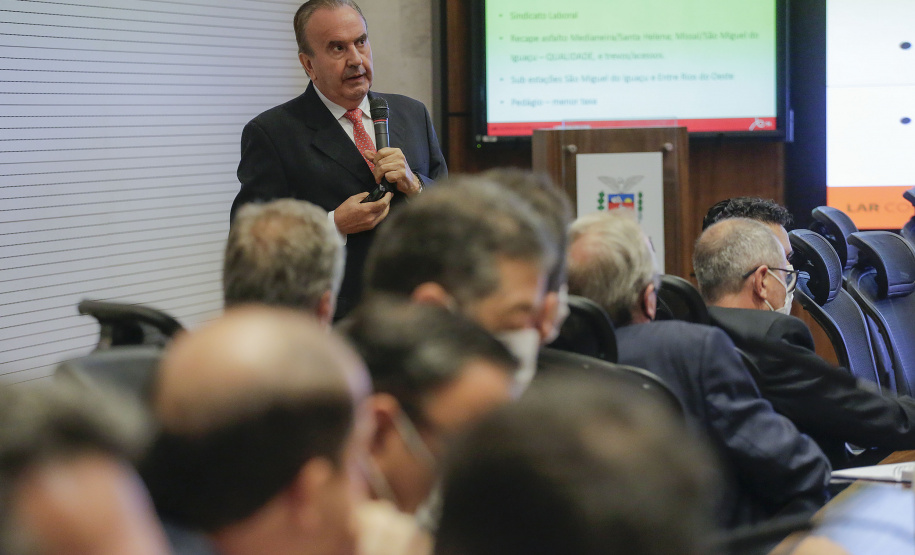 O presidente da cooperativa Lar, Irineo da Costa Rodrigues, apresentou nesta quarta-feira (10) ao governador Carlos Massa Ratinho Junior e aos secretários de Estado um plano de investimento de R$ 2,412 bilhões até 2024 na suinocultura e na avicultura, com previsão de dobrar a quantidade de funcionários diretos e alcançar 26 mil contratados. - Curitiba, 10/02/2021 - Foto: Jonathan Campos/AEN