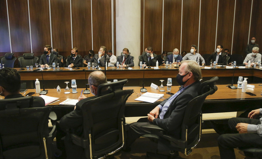 O presidente da cooperativa Lar, Irineo da Costa Rodrigues, apresentou nesta quarta-feira (10) ao governador Carlos Massa Ratinho Junior e aos secretários de Estado um plano de investimento de R$ 2,412 bilhões até 2024 na suinocultura e na avicultura, com previsão de dobrar a quantidade de funcionários diretos e alcançar 26 mil contratados. - Curitiba, 10/02/2021 - Foto: Jonathan Campos/AEN