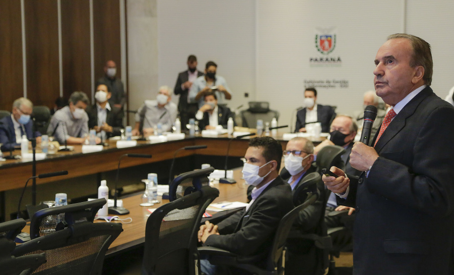 O presidente da cooperativa Lar, Irineo da Costa Rodrigues, apresentou nesta quarta-feira (10) ao governador Carlos Massa Ratinho Junior e aos secretários de Estado um plano de investimento de R$ 2,412 bilhões até 2024 na suinocultura e na avicultura, com previsão de dobrar a quantidade de funcionários diretos e alcançar 26 mil contratados. - Curitiba, 10/02/2021 - Foto: Jonathan Campos/AEN