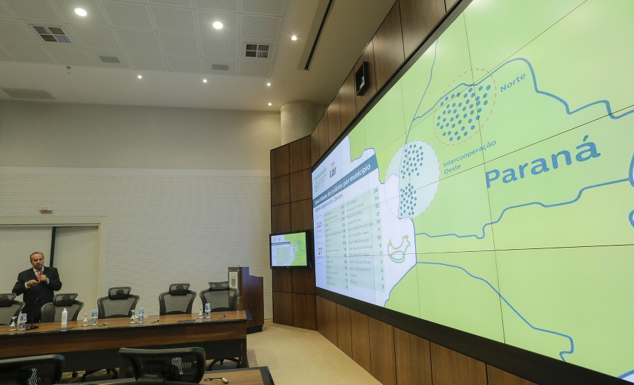 O presidente da cooperativa Lar, Irineo da Costa Rodrigues, apresentou nesta quarta-feira (10) ao governador Carlos Massa Ratinho Junior e aos secretários de Estado um plano de investimento de R$ 2,412 bilhões até 2024 na suinocultura e na avicultura, com previsão de dobrar a quantidade de funcionários diretos e alcançar 26 mil contratados. - Curitiba, 10/02/2021 - Foto: Jonathan Campos/AEN