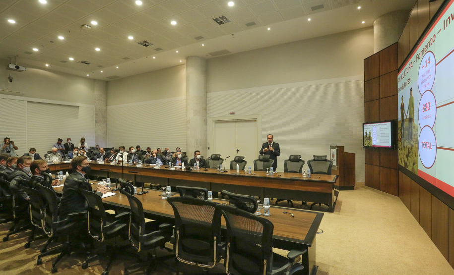 O presidente da cooperativa Lar, Irineo da Costa Rodrigues, apresentou nesta quarta-feira (10) ao governador Carlos Massa Ratinho Junior e aos secretários de Estado um plano de investimento de R$ 2,412 bilhões até 2024 na suinocultura e na avicultura, com previsão de dobrar a quantidade de funcionários diretos e alcançar 26 mil contratados. - Curitiba, 10/02/2021 - Foto: Jonathan Campos/AEN