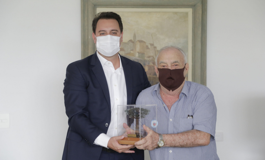 O governador Carlos Massa Ratinho Junior recebeu nesta quarta-feira (10) o jornalista Luiz Geraldo Mazza, que está completando 90 anos e pelo menos 70 deles dedicados ao jornalismo. - Curitiba, 10/02/2021 - Foto: Jonathan Campos/AEN