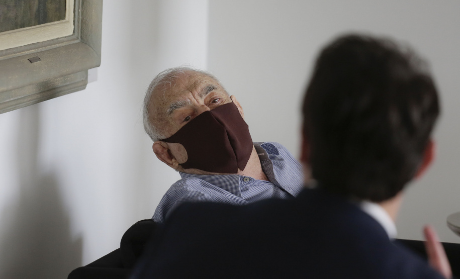 O governador Carlos Massa Ratinho Junior recebeu nesta quarta-feira (10) o jornalista Luiz Geraldo Mazza, que está completando 90 anos e pelo menos 70 deles dedicados ao jornalismo. - Curitiba, 10/02/2021 - Foto: Jonathan Campos/AEN