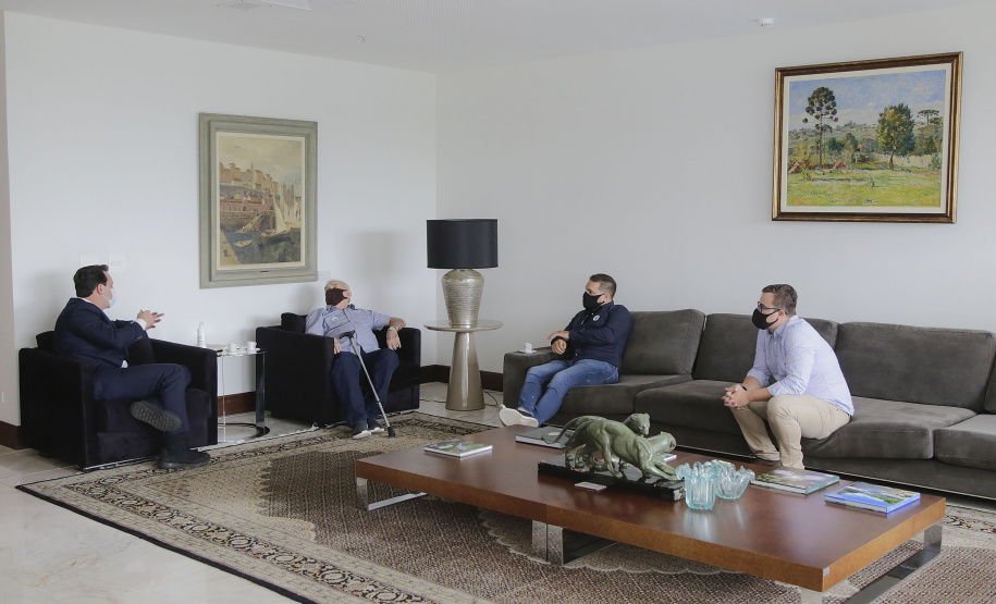 O governador Carlos Massa Ratinho Junior recebeu nesta quarta-feira (10) o jornalista Luiz Geraldo Mazza, que está completando 90 anos e pelo menos 70 deles dedicados ao jornalismo. - Curitiba, 10/02/2021 - Foto: Jonathan Campos/AEN