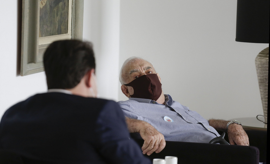 O governador Carlos Massa Ratinho Junior recebeu nesta quarta-feira (10) o jornalista Luiz Geraldo Mazza, que está completando 90 anos e pelo menos 70 deles dedicados ao jornalismo. - Curitiba, 10/02/2021 - Foto: Jonathan Campos/AEN