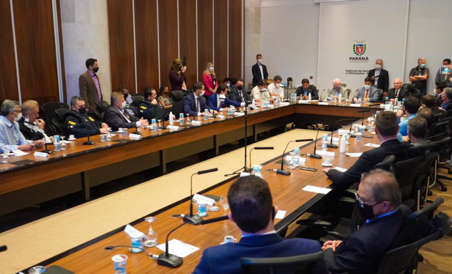 Deputados, prefeitos e lideranças do Sudoeste participaram de reunião sobre a revitalização da PRC-280 e a inclusão da rodovia no pacote de concessões do Governo Federal. O encontro contou com o vice-governador Darci Piana, o chefe da Casa Civil, Guto Silva; o secretário estadual de Infraestrutura e Logística, Sandro Alex, e o diretor-geral do DER-PR, Fernando Furiatti. Foto: Guilherme Flores
