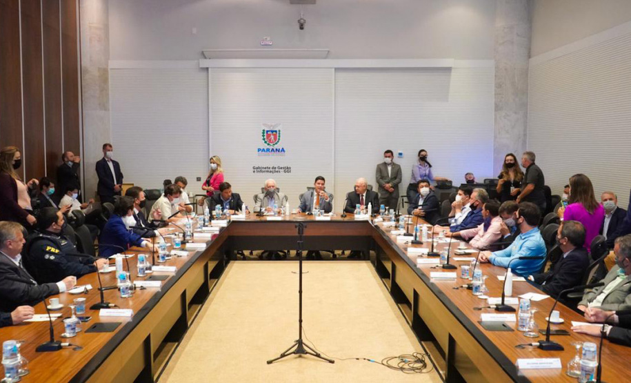 Deputados, prefeitos e lideranças do Sudoeste participaram de reunião sobre a revitalização da PRC-280 e a inclusão da rodovia no pacote de concessões do Governo Federal. O encontro contou com o vice-governador Darci Piana, o chefe da Casa Civil, Guto Silva; o secretário estadual de Infraestrutura e Logística, Sandro Alex, e o diretor-geral do DER-PR, Fernando Furiatti. Foto: Guilherme Flores